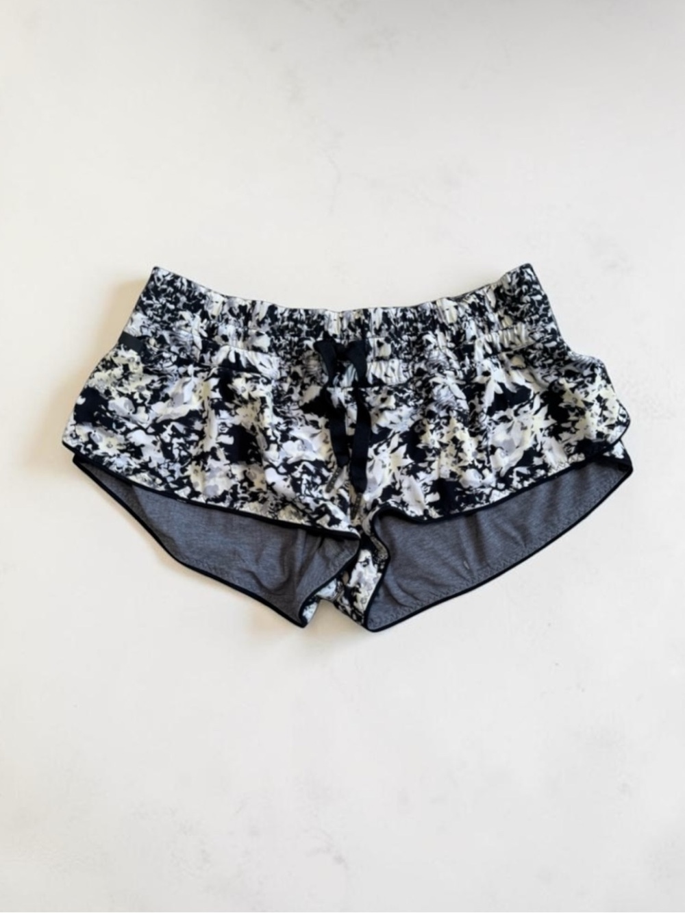 Lululemon Hotty Hot Shorts 2" Inseam Reversible Gray & Floral sz 4